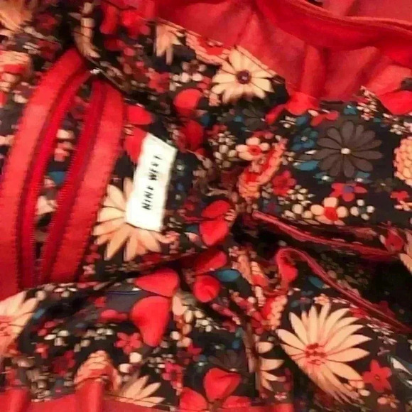 NINE WEST Red Purse Flower Lining - Picture 6 of 6